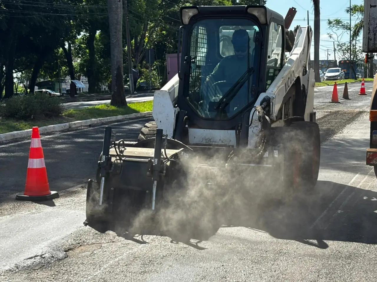 Recuperação asfáltica na Avenida das Cataratas