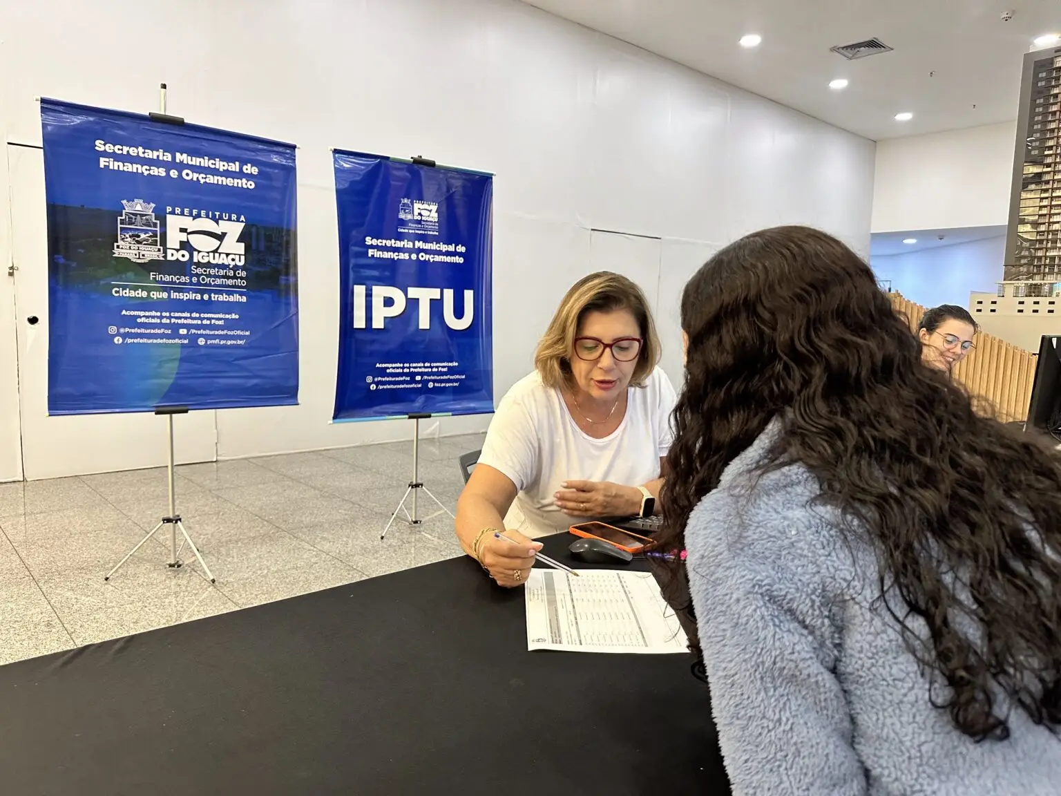 2º plantão de distribuição de carnês do IPTU 2026 em Foz