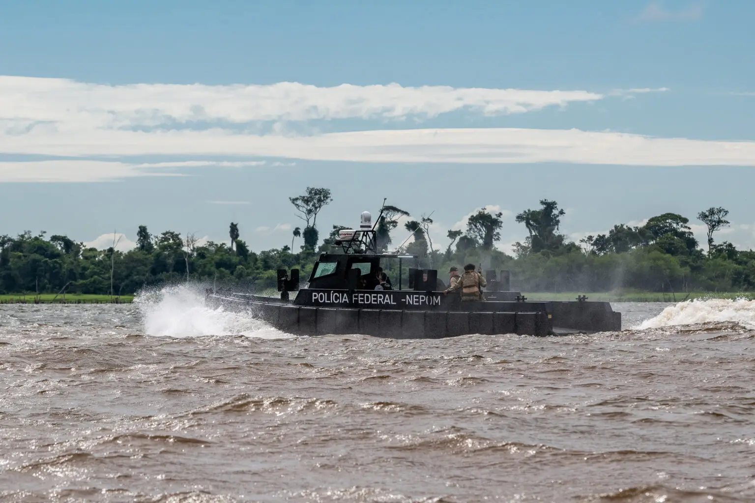 Nova lancha blindada da Polícia Federal no Lago de Itaipu