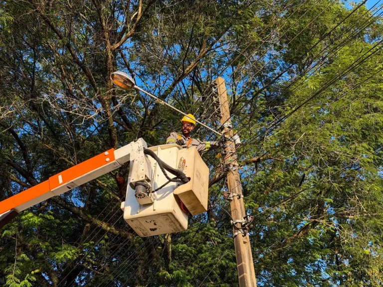 Manutenção da iluminação pública em Foz do Iguaçu em uma semana