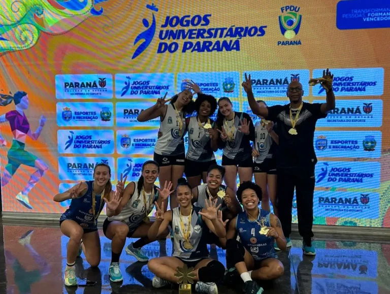 Equipe feminina de voleibol de Foz do Iguaçu heptacampeã do JUPs