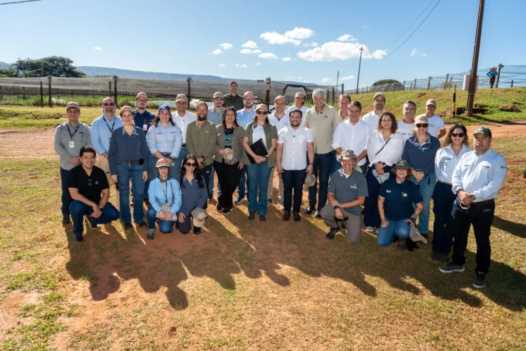 Itaipu e governos do Brasil e Paraguai visitam produtores de tilápia