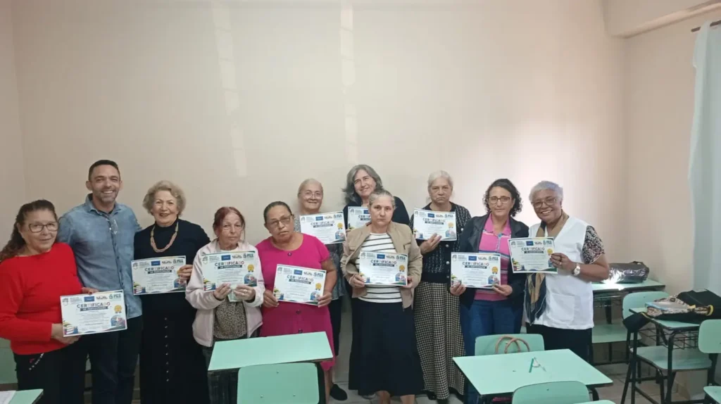 Alunos do Programa Brasil Alfabetizado recebem certificados em Foz do Iguaçu