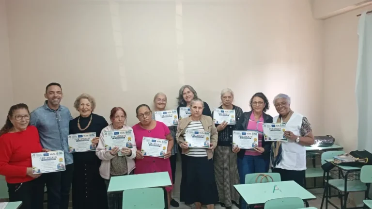 Alunos do Programa Brasil Alfabetizado recebem certificados em Foz do Iguaçu