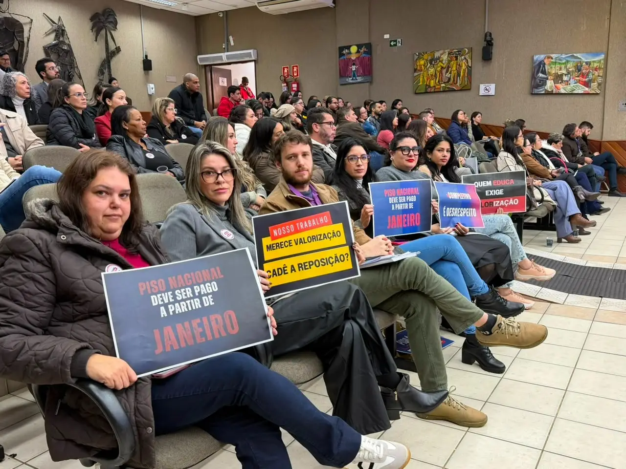Profissionais da educação municipal fazem manifestações na Câmara