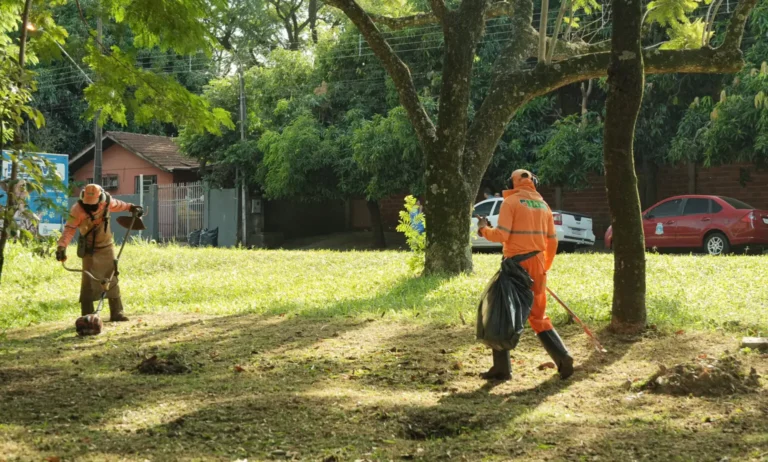 Mutirão de limpeza urbana na Região Nordeste de Foz do Iguaçu