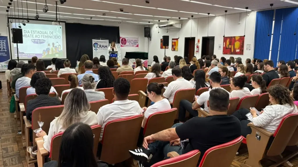Ato de conscientização pelo enfrentamento ao feminicídio em Foz do Iguaçu