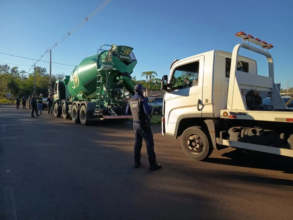 Fiscalização de caminhões e veículos pesados do Foztrans em Foz do Iguaçu