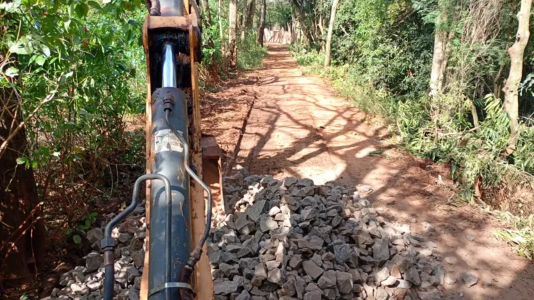 Conservação das estradas rurais pela SMDE em Foz do Iguaçu